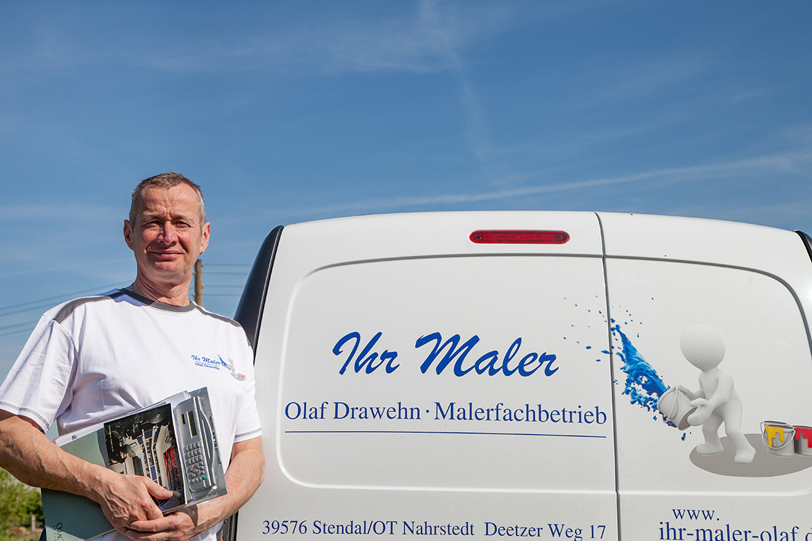 Olaf Drawehn vor Firmentransporter